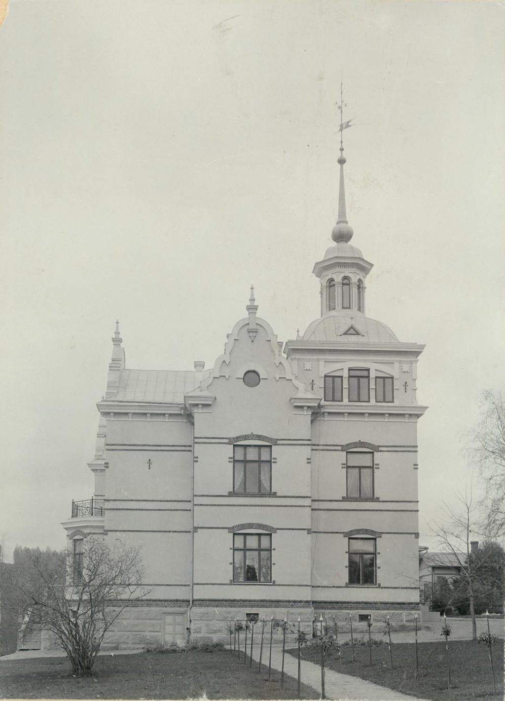 Vanhan Kartano-rakennuksen päätysivu ja torni.