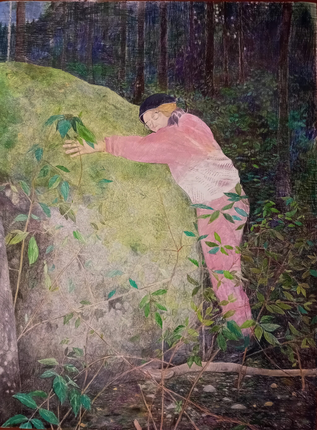 Nainen halaa isoa sammaleista kuvaa piirretyssä kuvassa.