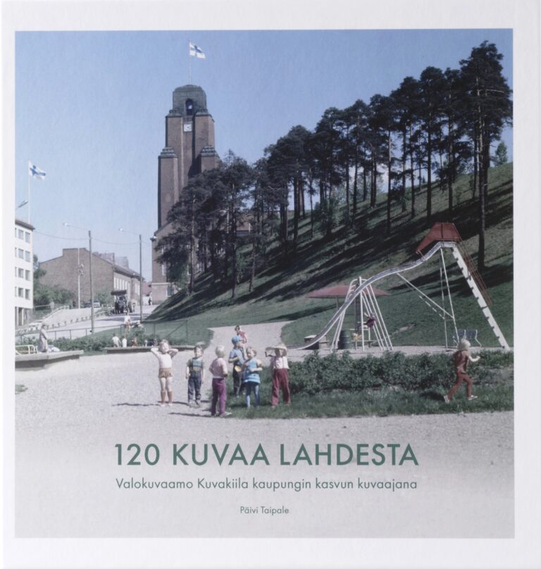 Kirjan kansi, jossa värikuva leikkipuistosta, jonka takana näkyy kaupungintalon torni. Kuva 1970-luvulta. Kirjan nimeke 120 kuvaa Lahdesta,.